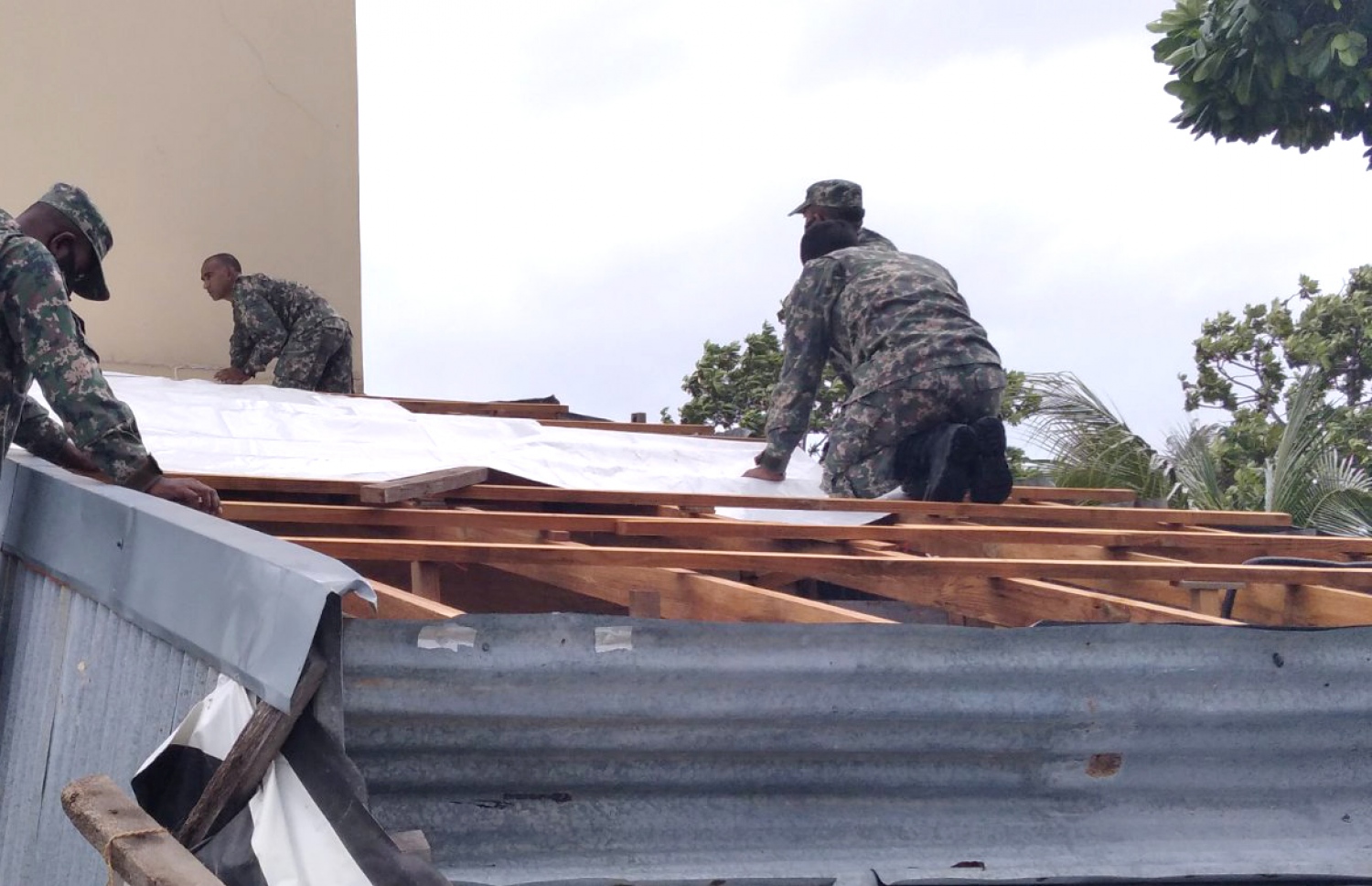 ކުޅުދުއްފުށީ ގެއެއްގެ ފުރާޅު އެއްލާލައިގެން އެމްއެންޑީއެފުން އެހީވަނީ