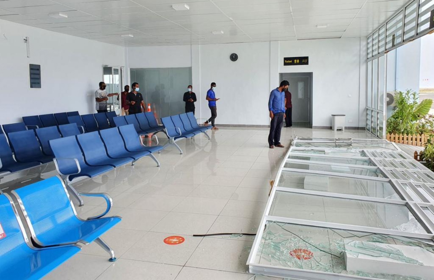 ވައި ބާރުވުމުގެ ސަބަބުން އެއާޕޯޓު ޓާމިނަލުގެ ދޮރު ވެއްޓިފައި--