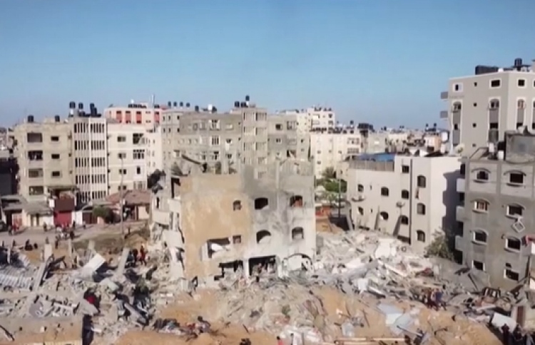 ހަމަލާތަކުން ގާޒާގެ 10،000 މީހުން މަގުމަތިވެއްޖެ