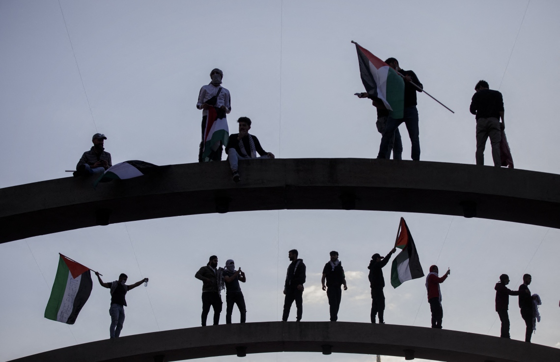 ކެނެޑާ: މޭ 16، 2021: އިޒްރޭލުން ގާޒާއަށް ދެމުންދާ ބޮމުގެ ހަމަލާ އާ ދެކޮޅަށް އަޑުއުފުލުމަށް ޓޯރޯނޯ ސިޓީގައި ފަލަސްތީނަށް ސަޕޯޓުކޮށް ފަލަސްތީނުގެ ދިދަ ނަގާފައި.-- ފޮޓޯ: އޭއެފްޕީ