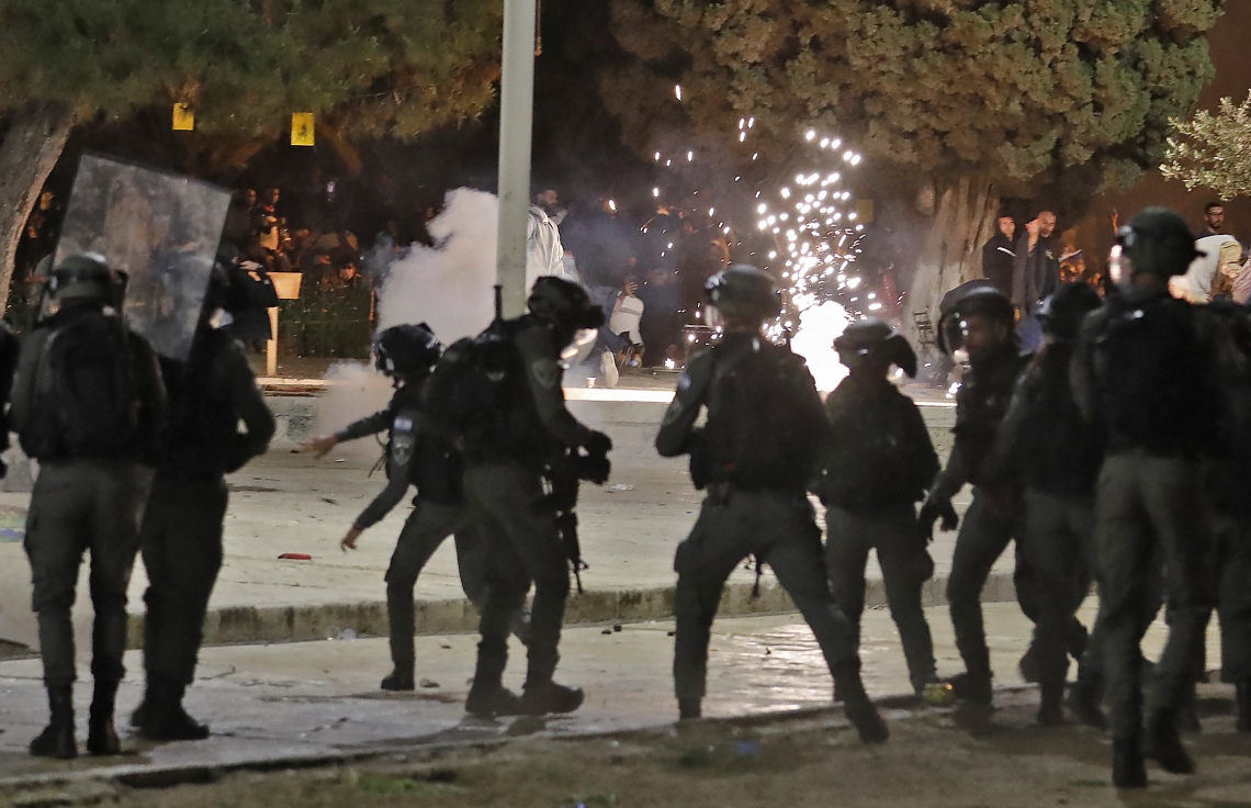 ފަލަސްތީން: ގާޒާ: މޭ 16، 2021: އިޒްރޭލުން ގާޒާއަށް ދެމުންދާ ބޮމުގެ ހަމަލާ އާއި ދެކޮޅަށް ފަލަސްތީނުގެ ރައްޔިތުން ކުރަާ މުޒާހަރާގައި ބައިވެރިވި މީހުންނާ، އަގްސޯ މިސްކިތް ހުންނަ ސަރަހައްދުގައި ހަރަކާތްތެރިވަމުންދާ އިޒްރޭލުގެ ސިފައިންނާ ދެމެދު ހަމަލޭދެނީ.-- ފޮޓޯ: އޭއެފްޕީ