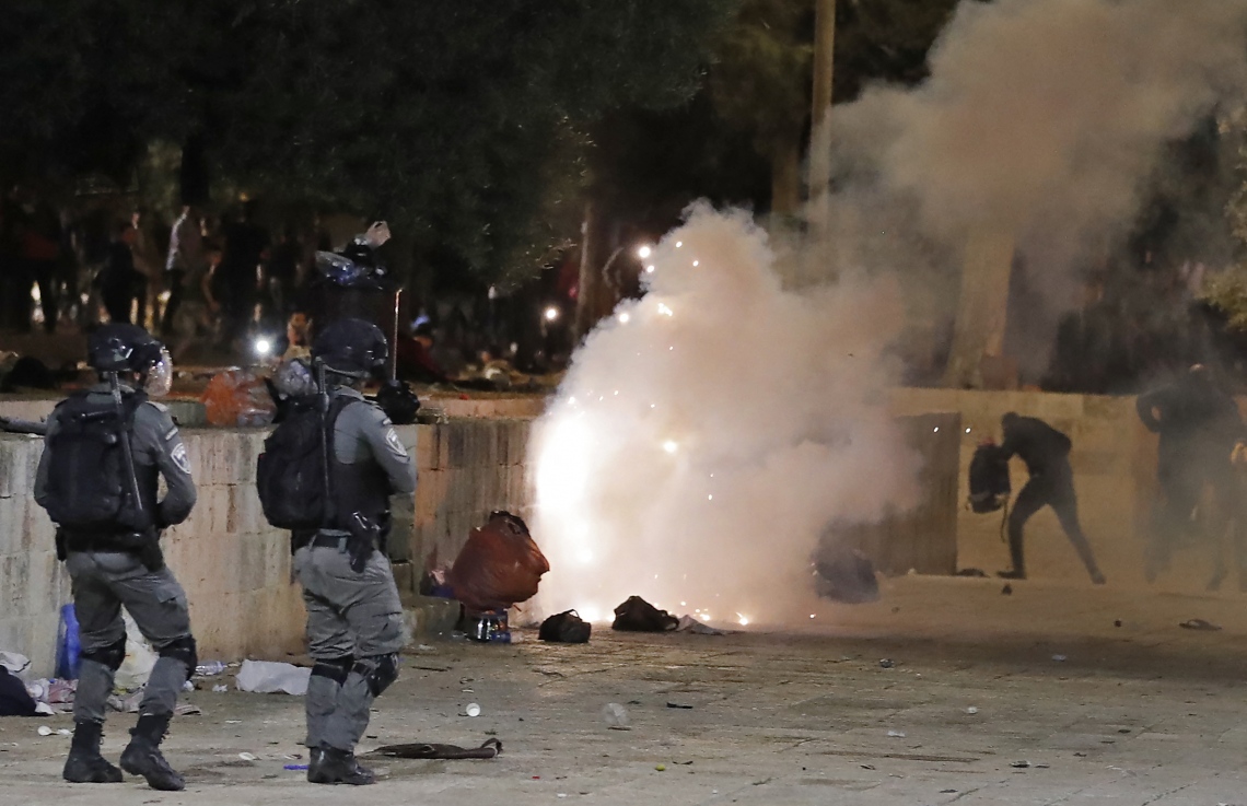 ފަލަސްތީން: ގާޒާ: މޭ 16، 2021: އިޒްރޭލުން ގާޒާއަށް ދެމުންދާ ބޮމުގެ ހަމަލާ އާއި ދެކޮޅަށް ފަލަސްތީނުގެ ރައްޔިތުން އަޑު އުފުލަމުުންދާއިރު، މުޒާހަރާ ރޫޅާލުމަށް އަގްސޯ މިސްކިތް ހުންނަ ސަރަހައްދުގައި ހަރަކާތްތެރިވަމުންދާ އިޒްރޭލުގެ ސިފައިން ކަރުނަގޭސް ޖަހަނީ.-- ފޮޓޯ: އޭއެފްޕީ