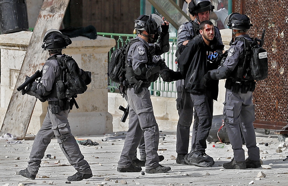 ފަލަސްތީން: ގާޒާ: މޭ 16، 2021: އިޒްރޭލުން ގާޒާއަށް ދެމުންދާ ބޮމުގެ ހަމަލާ އާއި ދެކޮޅަށް ފަލަސްތީނުގެ ރައްޔިތުން އަޑު އުފުލަމުުންދާއިރު، އަގްސޯ މިސްކިތް ހުންނަ ސަރަހައްދުގައި އިޒްރޭލުގެ ސިފައިން ހަރަކާތްތެރިވަނީ.-- ފޮޓޯ: އޭއެފްޕީ