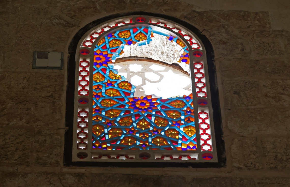 ފަލަސްތީން: ގާޒާ: މޭ 16، 2021: އިޒްރޭލުން ގާޒާއަށް ދެމުންދާ ހަމަލާގައި އަލް މަސްޖިދުލް އަގްސޯގެ މިސްކިތުގެ ކުޑަދޮރެއްގެ ބިއްލޫރިގަނޑު ތަޅާލާފައި.-- ފޮޓޯ: އޭއެފްޕީ