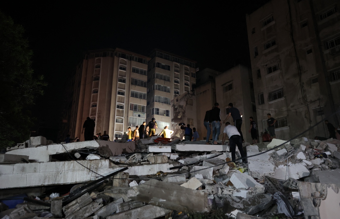 ފަލަސްތީން: ގާޒާ: މޭ 16، 2021: އިޒްރޭލުން ގާޒާއަށް ދެމުންދާ ބޮމުގެ ހަމަލާގައި މަރުވެފައި ހަށިގަނޑުތައް ހޯދުމަށް ފަލަސްތީނުގެ ފަޔާފައިޓާސް ހަރަކާތްތެރިވަނީ.-- ފޮޓޯ: އޭއެފްޕީ