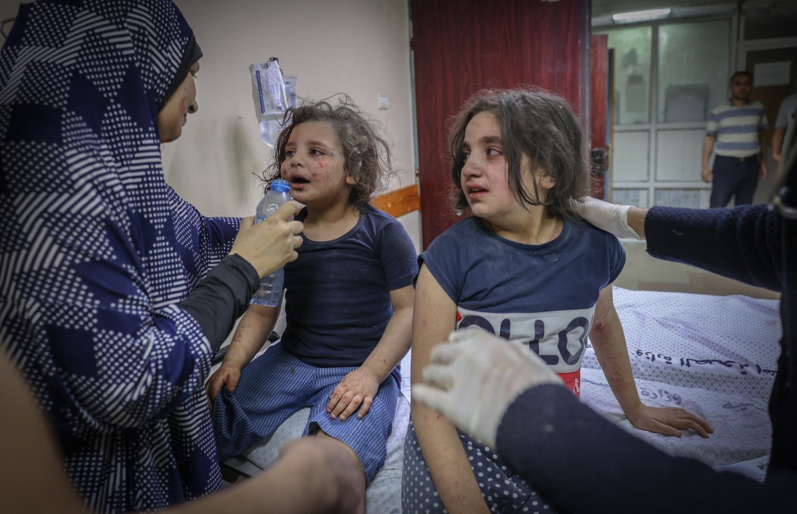 ފަލަސްތީން: ގާޒާ: މޭ 16، 2021: އިޒްރޭލުން ގާޒާއަށް ދެމުންދާ ބޮމުގެ ހަމަލާގައި ވަރަށް ބޮޑަށް ޒަހަމްވެފައިވާ ކުޑަކުދިންތަކެއް ފަރުވާ ހޯދުމަށް އަލް-ޝިފާ ހޮސްޕިޓަލުގައި.-- ފޮޓޯ: އޭއެފްޕީ