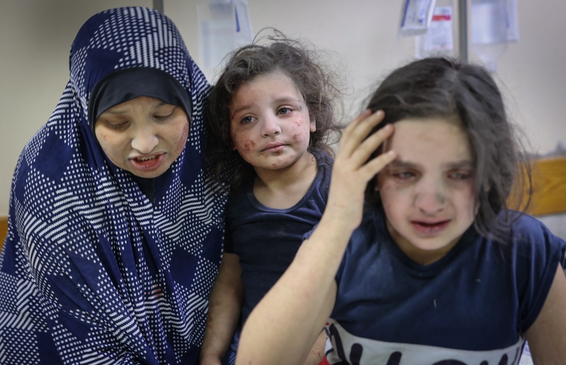 ފަލަސްތީން: ގާޒާ: މޭ 16، 2021: އިޒްރޭލުން ގާޒާއަށް ދެމުންދާ ބޮމުގެ ހަމަލާގައި ވަރަށް ބޮޑަށް ޒަހަމްވެފައިވާ ކުޑަކުދިންތަކެއް ފަރުވާ ހޯދުމަށް އަލް-ޝިފާ ހޮސްޕިޓަލުގައި.-- ފޮޓޯ: އޭއެފްޕީ