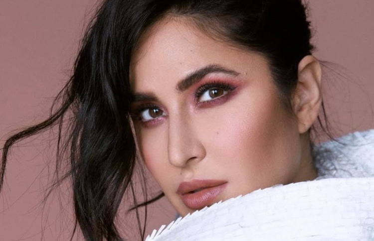 ކެޓްރީނާގެ "މެރީ ކްރިސްމަސް" ޖޫންގައި ފެށޭތޯ ބަލަނީ