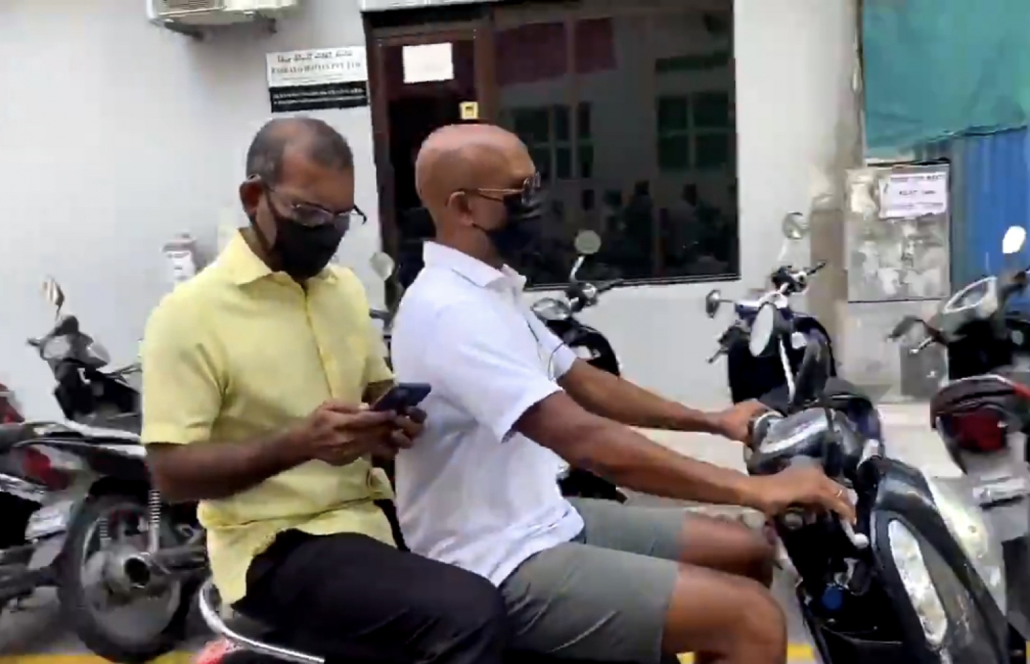 މިދިޔަ މަހުގެ 10 ގައި ބޭއްވި ލޯކަލް އިންތިހާބުގެ ވޯޓުލުން މާލޭގައި ކުރިއަށް ގެންދިޔައިރު، ވޯޓުލުން ކުރިއަށް ގެންދާ ގޮތް ބައްލަވަން ނަޝީދު، އެ އިންތިހާބުގެ ކެމްޕެއިން މެނޭޖަރު ސާބެއާއެކު ސައިކަލްގައި ވަޑައިގަންނަވަނީ.