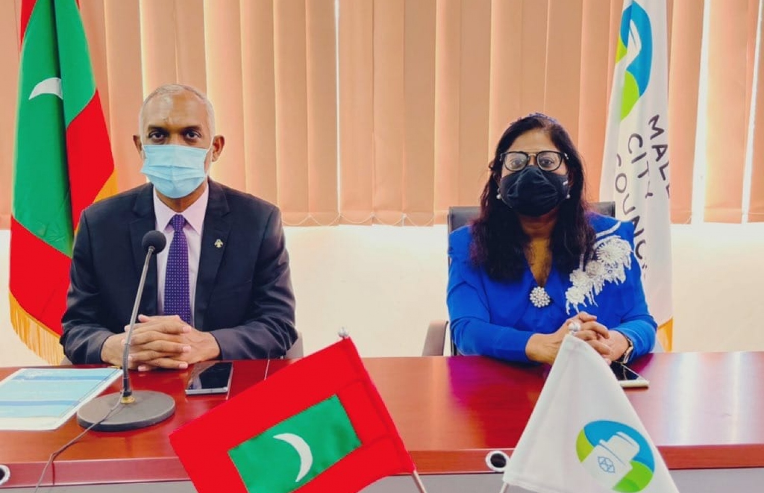މާލޭ ސިޓީ ކައުންސިލްގެ އާ މެމްބަރުން ހުވާކުރެއްވުމަށް މިއަދު ބޭއްވި ރަސްމިއްޔާތުގައި އާ މޭޔަރު ޑރ. މުއިއްޒާއި ކުރީގެ މޭޔަރު ޝިފާ.