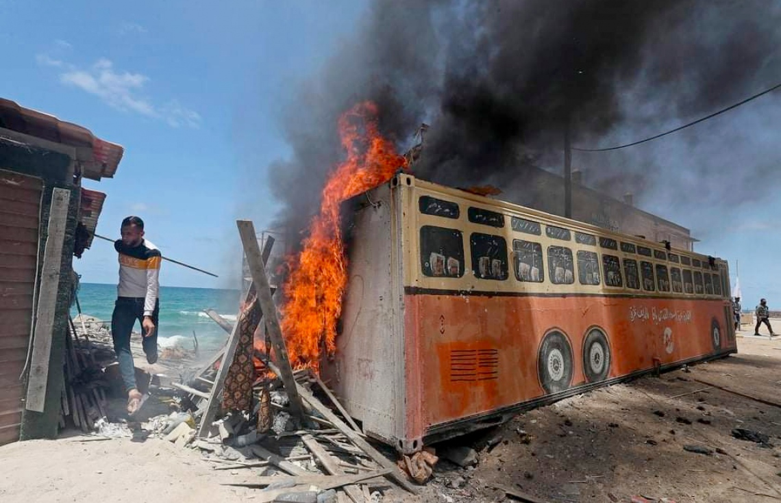 ފަލަސްތީން: ގާޒާ: މޭ 18، 2021: ފަލަސްތީނުގެ ގާޒާގައި ހުންނަ "ގާޒާ މޯލްޑިވްސް ރެސްޓޯރެންޓް" އެއްކޮށް ބިމާހަމަކޮށްލާފައި.-- ފޮޓޯ: ރޮއިޓާސް