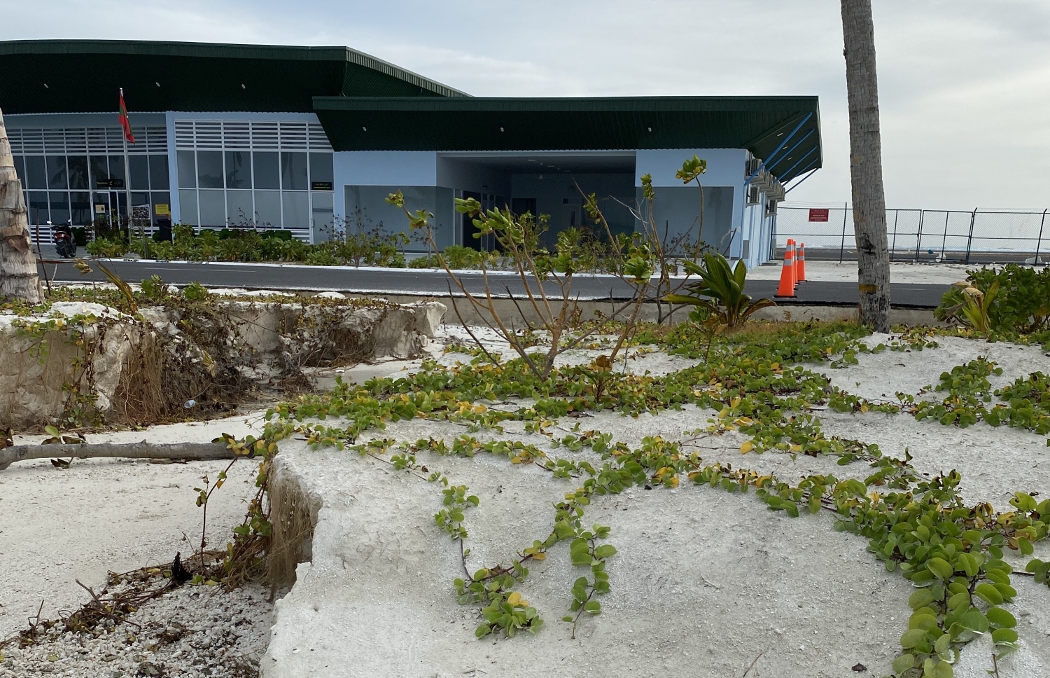 އެއާޕޯޓަށް ރާޅު އަރައި ވެލިގަނޑު ހަލާކުވެފައި---