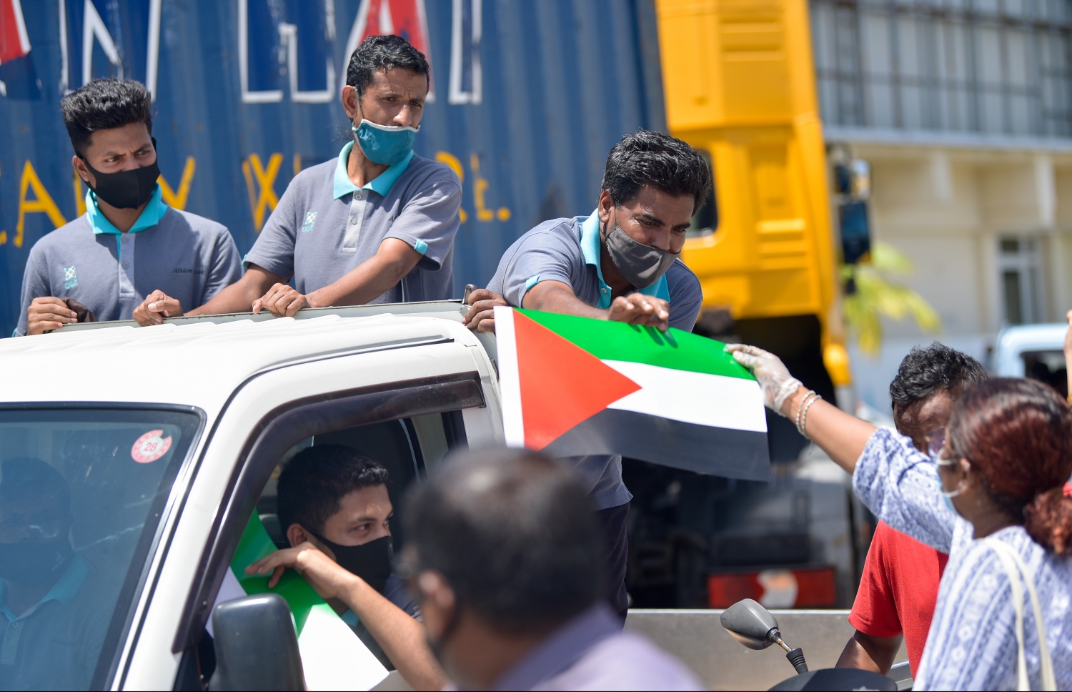 ޒުވާނުންތަކެއް ރަސްފަންނުގައި އާންމުންނަށް ފަލަސްތީނުގެ ދިދަ ބަހަނީ.-- ފޮޓޯ: ނިޝާން އަލީ / މިހާރު