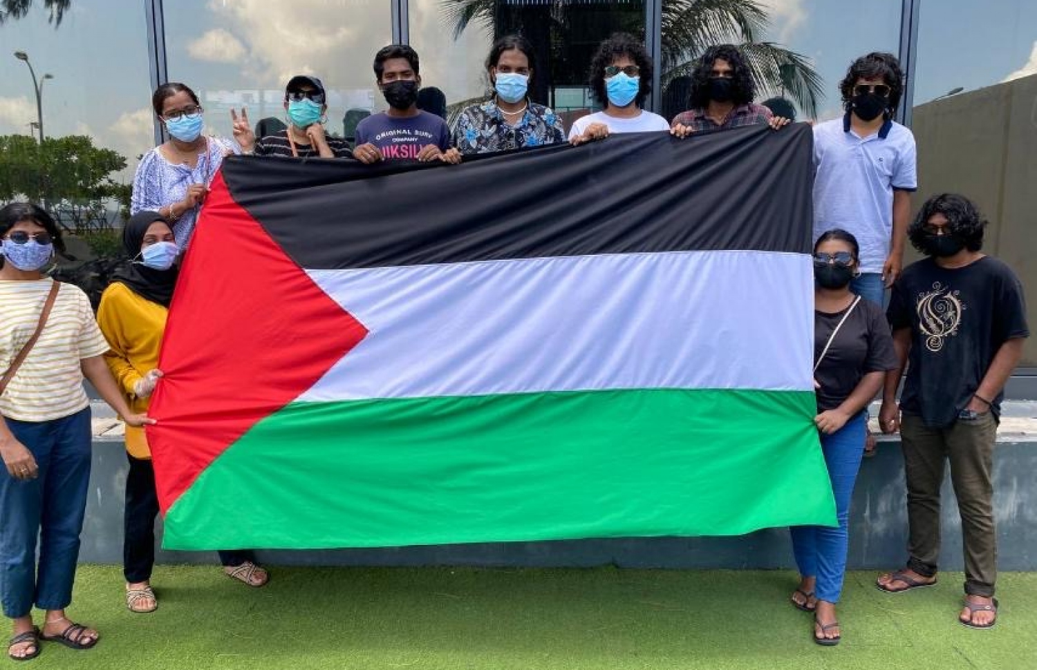 އިޒުރޭލުން ފަލަސްތީނަށް ދެމުންދާ ހަމަލާތަކާ ދެކޮޅަށް މާލޭގައި ބާއްވާ ހަރަކާތަށް ހިލޭ ދިދަ ބެހި ޒުވާނުން.--