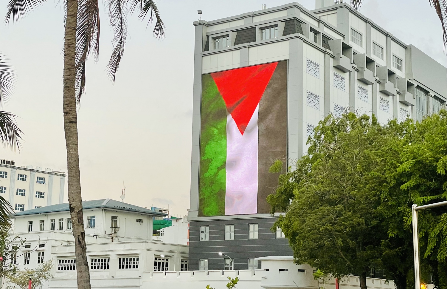 ބަންޑާރަކޮށީގެ އާ އިމާރާތުގައި ހުންނަ ބޮޑު ސްކްރީން ފަލަސްތީނުގެ ދިދައަކުން ދިއްލާލައިފައި.-- ފޮޓޯ: ނިޝާން އަލީ / މިހާރު