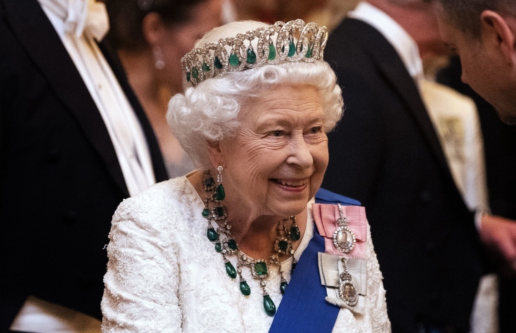 ރާނީގެ ތަހުތަށް 70 އަހަރު ފާހަގަކުރަން ގަސް އިންދަނީ