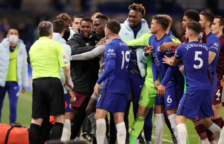 ކުޅުންތެރިންގެ އަރައިރުމާ ހެދި ޗެލްސީ، ލެސްޓާ ޖޫރިމަނާ