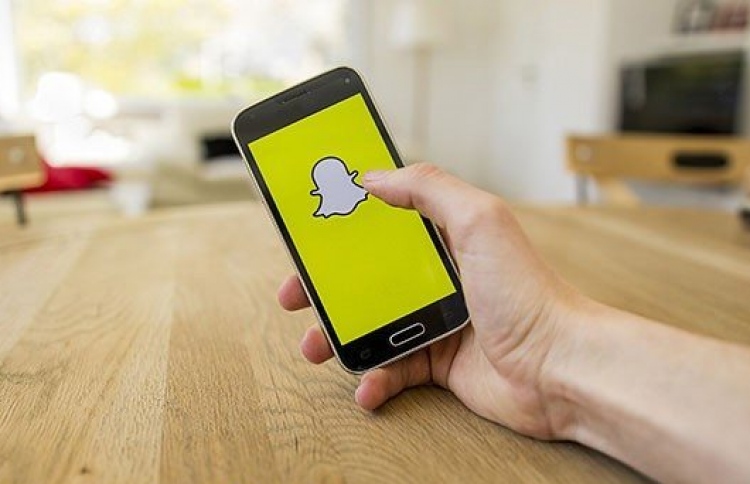 ސްނެޕްޗެޓުން ދޭން އުޅެނީ ވީޑިއޯ އެޑިޓްކުރާ އެޕެއް