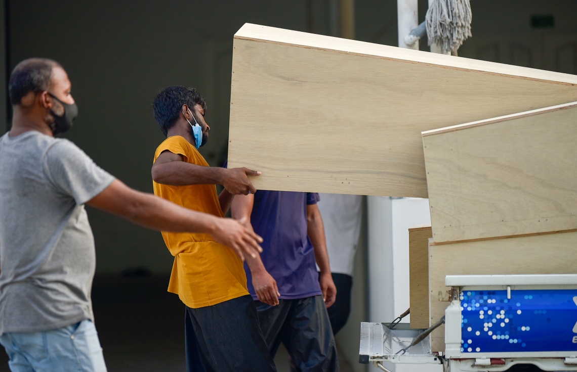 މާލެ- މޭ 21، 2021: މާލެ ސަރަހައްދުން ކޮވިޑް-19 ގެ ސަބަބުން މަރުވާ މީހުން ވަޅުލުމަށް ބޭނުންވާ ސަންދޯ ހުޅުމާލެ ސަހަރާއަށް ވައްދަނީ، ރާއްޖޭގައި ކޮވިޑް-19 ގެ ސަބަބުން މަރުވާ މީހުން އަދަދު ދަނީ ދުވަހަކަށް ފަހު ދުވަހެއް އިތުރުވަމުން--. ފޮޓޯ: ނިޝާން އަލީ/މިހާރު