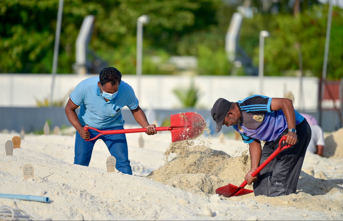މާލެ- މޭ 21، 2021: ކޮވިޑް-19 ގެ ސަބަބުން މަރުވާ މީހުން ވަޅުލުމަށް ހުޅުމާލެ ސަހަރާގައި ވަޅު ކޮންނަނީ، އެތަނުގައި މަސައްކަތް ކުރާ ޖަމާއަތްތެރިން ބުނާ ގޮތުގައި ކޮވިޑް ޖެހިގެން މަރުވާ މީހުން ގިނަވުމުގެ ސަބަބުން ބަލަ ބަލާ ތިއްބާ އެ ސަހަރާ ދަނީ ފުރެމުން--. ފޮޓޯ: ނިޝާން އަލީ/މިހާރު