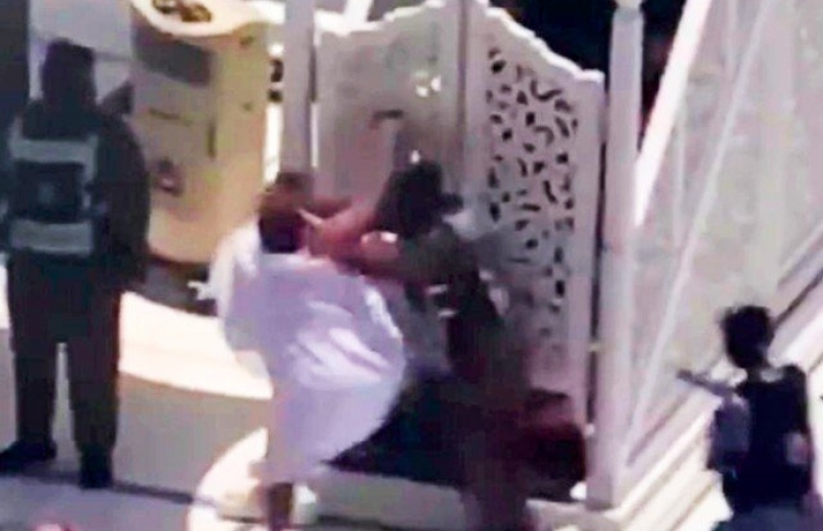 ޚުތުބާ ދެނިކޮށް ހަރަމްފުޅުގެ އިމާމަށް ހަމަލާދޭން އުޅެފި