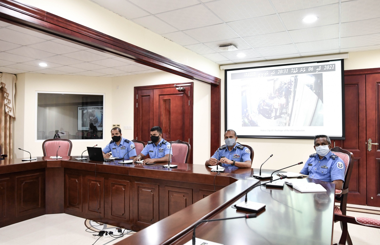 ނަޝީދަށް ދިން ހަމަލާގެ މައުލޫމާތު ފުލުހުން 241 ކޮމިޓީއާ ހިއްސާކުރަނީ. ފޮޓޯ: މަޖިލީހުގެ އިދާރާ