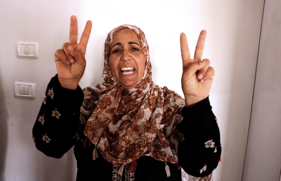 ފަލަސްތީން: ގާޒާ: މޭ 23، 2021: އިޒްރޭލުން ހިސާރުކޮށްފައި އޮންނަ ގާޒާ އަށް ދެމުންދިޔަ ވަރުގަދަ ހަމަލާތައް 11 ދުވަސް ފަހުން ހުއްޓާލުމާއެކު، ގާޒާގެ ރައްޔިތަކު އުފާފާޅުކުރަނީ.-- ފޮޓޯ: އޭއެފްޕީ