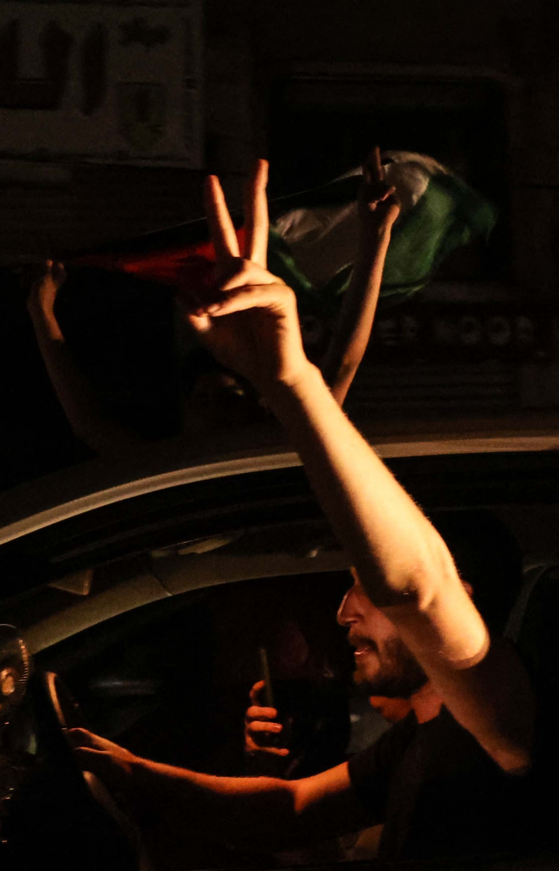 ފަލަސްތީން: ގާޒާ: މޭ 23، 2021: އިޒްރޭލުން ހިސާރުކޮށްފައި އޮންނަ ގާޒާ އަށް ދެމުންދިޔަ ވަރުގަދަ ހަމަލާތައް 11 ދުވަސް ފަހުން ހުއްޓާލުމާއެކު، ގާޒާގެ ރައްޔިތުން އުފާފާޅުކުރަނީ.-- ފޮޓޯ: އޭއެފްޕީ