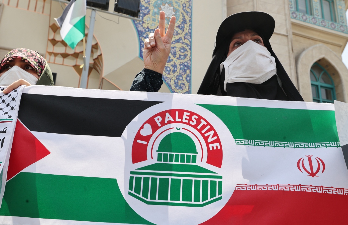 އީރާން: މޭ 23، 2021: އިޒްރޭލުން ހިސާރުކޮށްފައި އޮންނަ ގާޒާ އަށް ދެމުންދިޔަ ވަރުގަދަ ހަމަލާތައް 11 ދުވަސް ފަހުން ހުއްޓާލުމާއެކު، އީރާންގެ ރައްޔިތަކު ފަލަސްތީނުގެ ދިދައެއް ކައިރީގައި ހުރެ އުފާފާޅުކުރަނީ.-- ފޮޓޯ: އޭއެފްޕީ