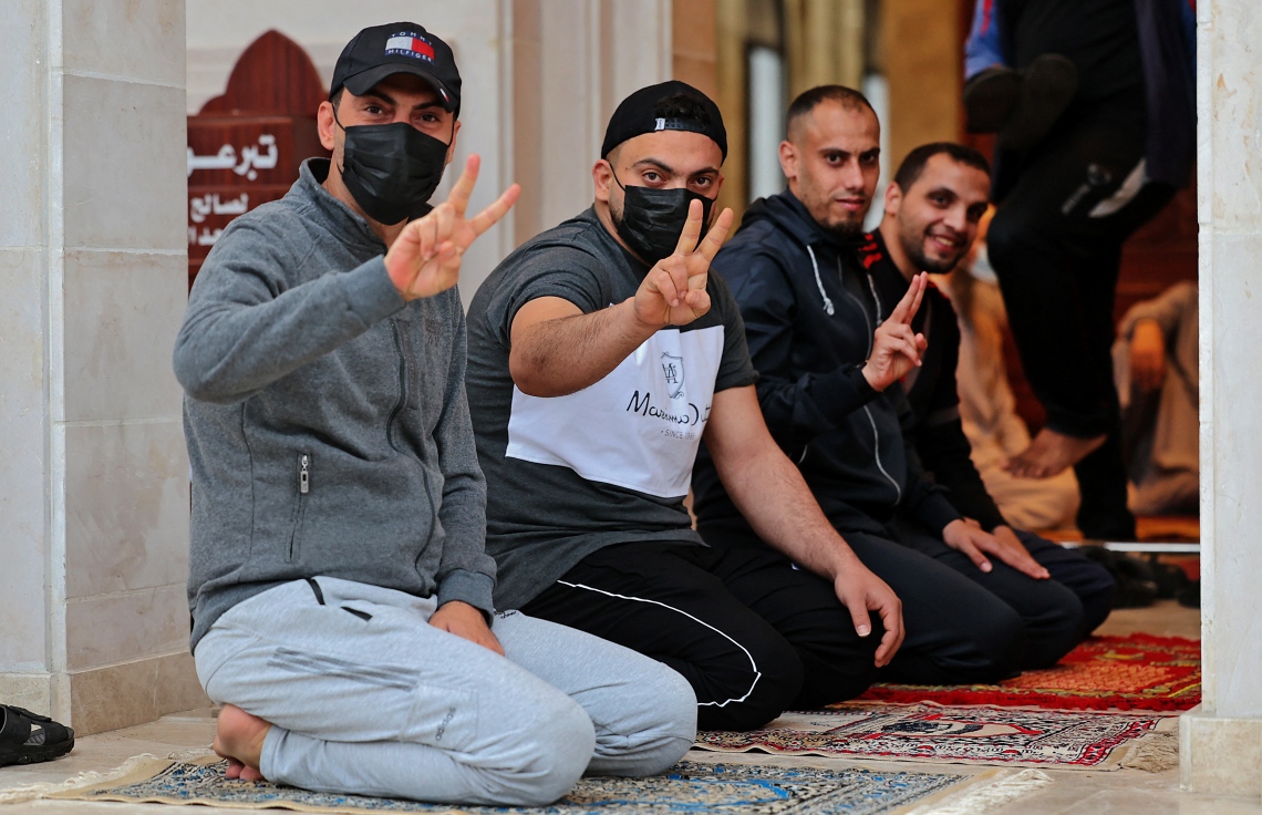 ފަލަސްތީން: ގާޒާ: މޭ 23، 2021: އިޒްރޭލުން ހިސާރުކޮށްފައި އޮންނަ ގާޒާ އަށް ދެމުންދިޔަ ވަރުގަދަ ހަމަލާތައް 11 ދުވަސް ފަހުން ހުއްޓާލުމާއެކު، ގާޒާގެ ރައްޔިތުން އުފާފާޅުކުރަނީ.-- ފޮޓޯ: އޭއެފްޕީ