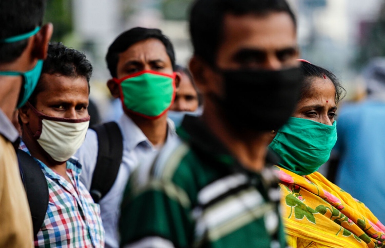 އިންޑިއާގައި ކޮވިޑްގެ ނުރައްކާ އެންމެ ބޮޑުވި ދުވަސްވަރު، އާންމުން އެ ބަލިން ރައްކާތެރިވުމަށް މާސްކް އަޅައިގެން: މިހާރު ފެތުރެމުންދާ ކޮވިޑްގެ ވެރިއަންޓުން މާބޮޑުވަރު ނުވާ ކަމަށާއި ކަންބޮޑުވާންޖެހޭ ހާލަތެއް ނެތް ކަމަށް ވަނީ ބުނެފައި. -- ފޮޓޯ: އޭއެފްޕީ