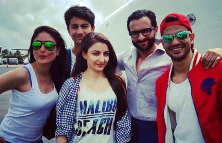 "ފޮޓޯއެއް ނަގަން" ކަރީނާ ރާއްޖެ އަންނަން ބޭނުންވެފައި