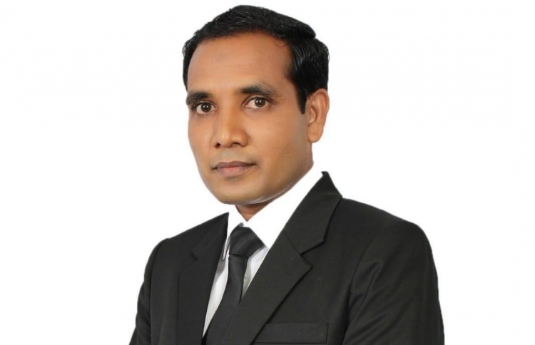 ދެމަފިރިއެއްގެ ވަކީލް ކަމުގެ ހުއްދަ ހިފަހައްޓައިފި