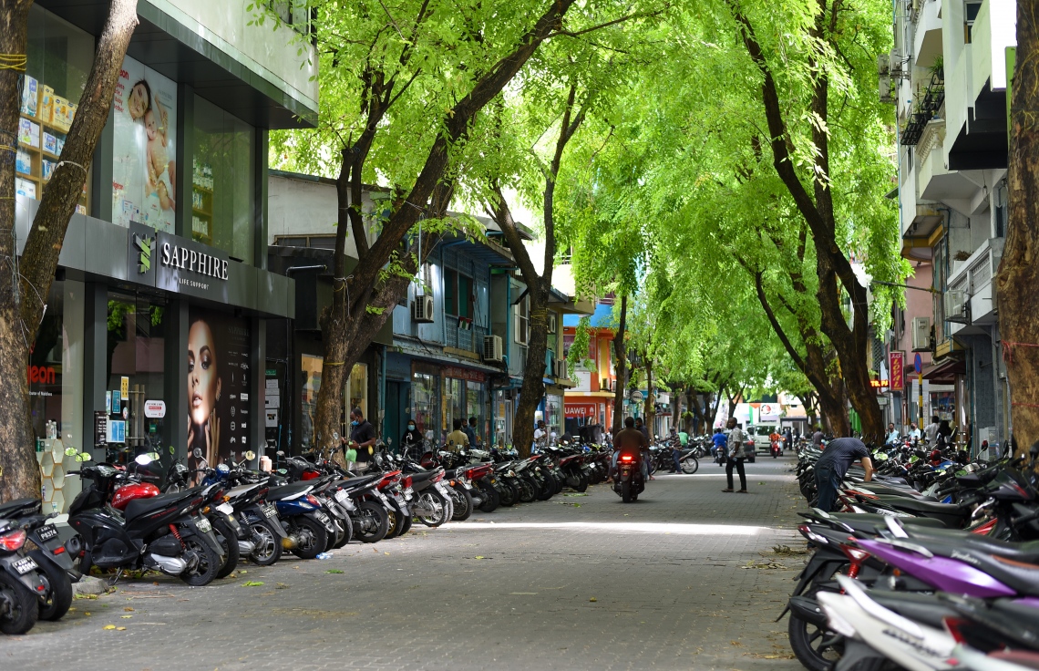 މާލެ: މެއި 26، 2021: ކާފިއު ގަޑީގައި މާލޭގެ މަގެއްގައި މީހަކު ސައިކަލު ދުއްވާފައި ދަނީ: ޕޮލިހުން ކޮންމެ ގެއަކަށް ދޫކުރާ ހާއްސަ ފާސް ނެތި މަގުމަތީގައި އުޅުން ވަނީ މަނާކުރެވިފައި.-- ފޮޓޯ: މިހާރު