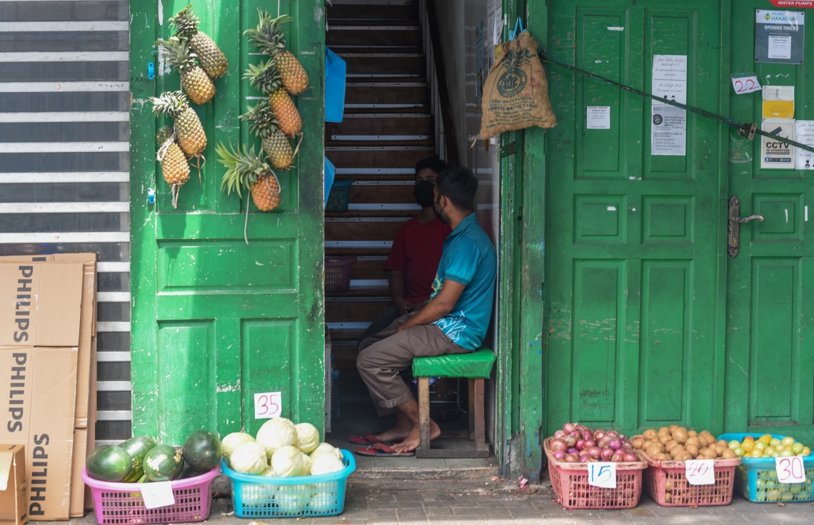 މާލެ: މެއި 26، 2021: ބާޒާރުމަތީ ފިހާރައެއްގައި ވިއްކަން ބަހައްޓާފައި ހުރި ތަރުކާރީތަކެއް.-- ފޮޓޯ: މިހާރު