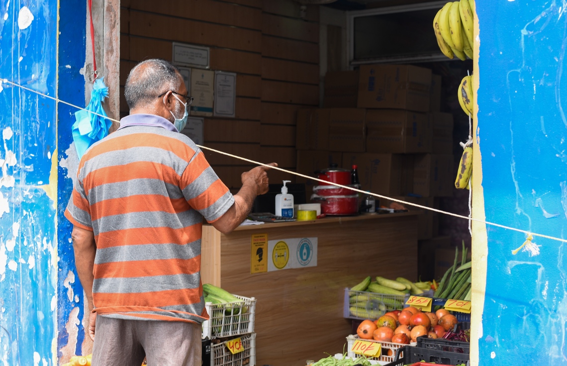 މާލެ: މެއި 26، 2021: ބާޒާރުމަތީ ފިހާރައަކުން މީހަކު ހިދުމަތް ހޯދަނީ.-- ފޮޓޯ: މިހާރު