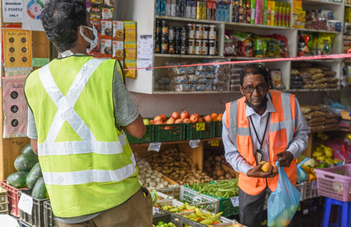 މާލެ: މެއި 26، 2021: ބާޒާރުމަތީ ފިހާރައަކުން މީހަކު ހިދުމަތް ހޯދަނީ.-- ފޮޓޯ: މިހާރު