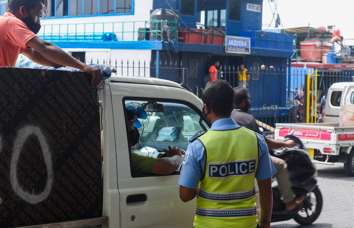 މާލެ: މެއި 26، 2021: ބާޒާރުމަތީ ދުއްވާފައި ދިޔަ ޕިކަޕެއް ޕޮލިހުން ހުއްޓުވައި، ފާސް އޮތްތޯ ޗެކުކުރަނީ.-- ފޮޓޯ: މިހާރު