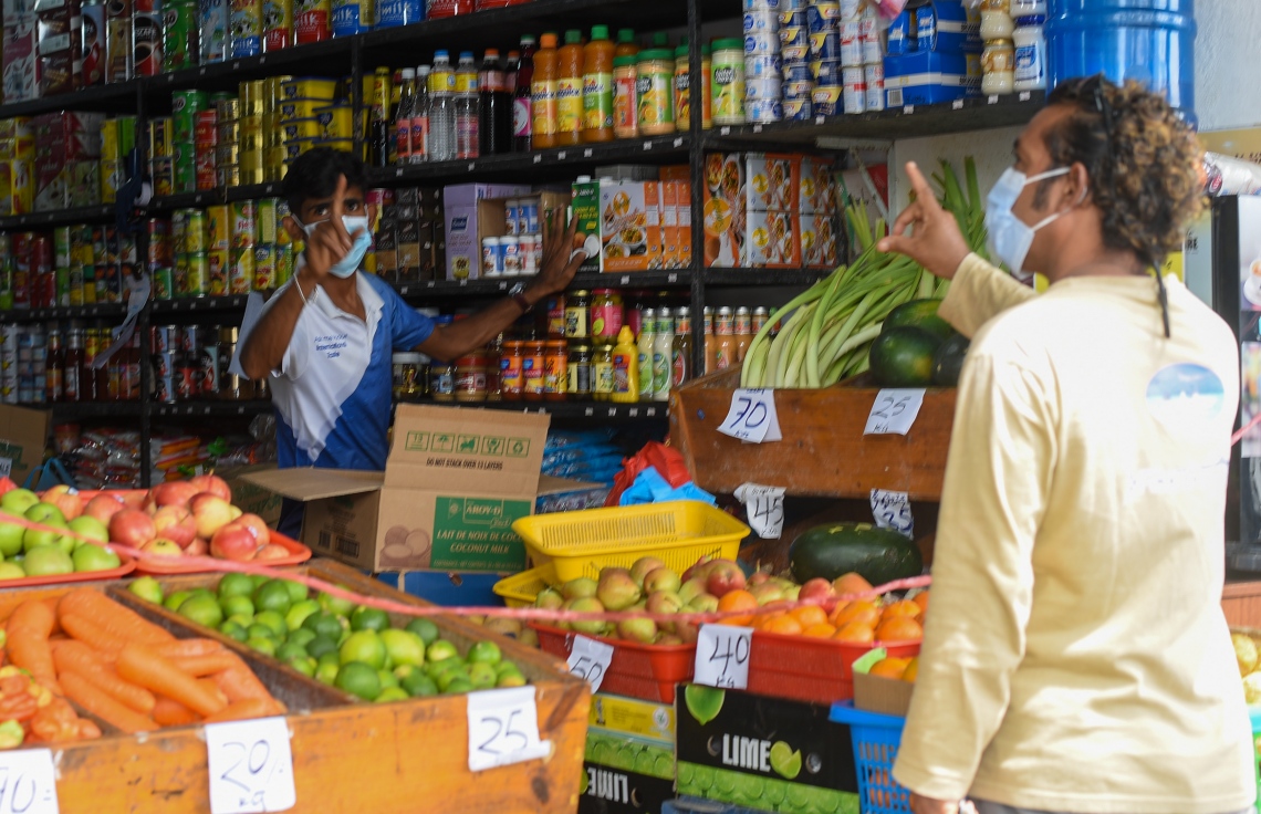 މާލެ: މެއި 26، 2021: ބާޒާރުމަތީ ފިހާރައަކުން މީހަކު ހިދުމަތް ހޯދަނީ.-- ފޮޓޯ: މިހާރު