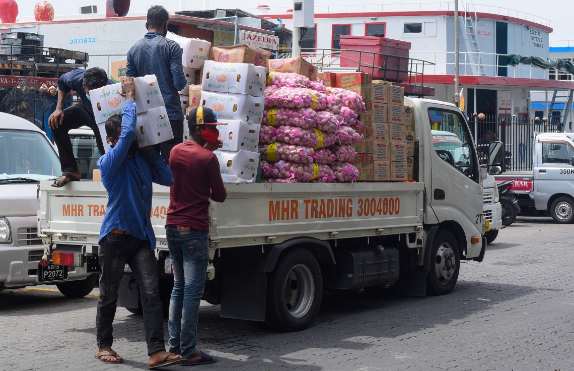 މާލެ: މެއި 26، 2021: ބާޒާރުމަތީގައި އޮތް ޕިކަޕަކަށް މުދާ އަރުވަނީ.-- ފޮޓޯ: މިހާރު
