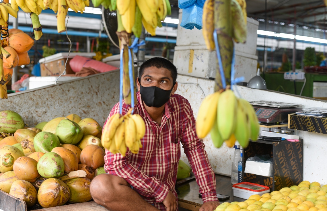 މާލެ: މެއި 26، 2021: މާލޭގައި ލޯކަލް މާރުކޭޓުގެ ގޮޅިއެއްގައި މީހަކު އިށީނދެލައިގެން: ހެނދުނު 4 އަކުން ހަވީރު 4 ކަށް ލޯކަލް މާރުކޭޓު ހުންނަނީ ހުޅުވާފައި.-- ފޮޓޯ: މިހާރު