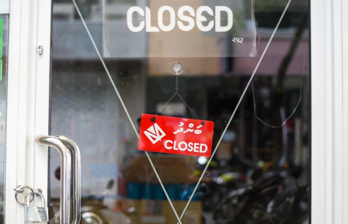 މާލެ: މެއި 26، 2021: މާލޭގައި ހުރި ފިހާރައެއް ބަންދުކޮށް ބަންދު ބޯޑު އަޅުވާފައި: ކޮވިޑް ފެތުރުން މާބޮޑަށް ގޯސްވެފައިވާތީ ސަރުކާރުންވަނީ ފިޔަވަޅުތައް ވަރުގަދަކޮށްފައި.-- ފޮޓޯ: މިހާރު