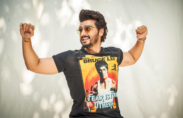 ދެ ބަތަލާއިންނާ އެކު އަރުޖުން އަށް ރޮމޭންޓިކް ތުރިލާއެއް