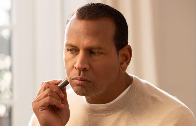 ޖޭލޯގެ ކުރީގެ ލޯބިވެރިޔާ ފިރިހެން މޭކަޕް ޕްރޮމޯޓްކުރަނީ