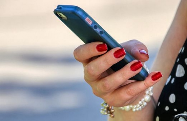 ފިރިމީހާގެ ފޯނު ބެލުމުން އަނބިމީހާ ޖޫރިމަނާކޮށްފި