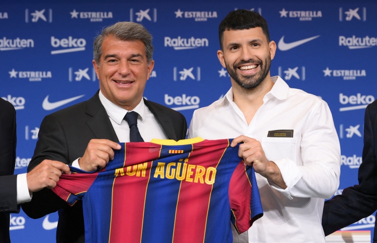 އަގުއޭރޯ ބާސާ އަށް ސޮއިކޮށްފި