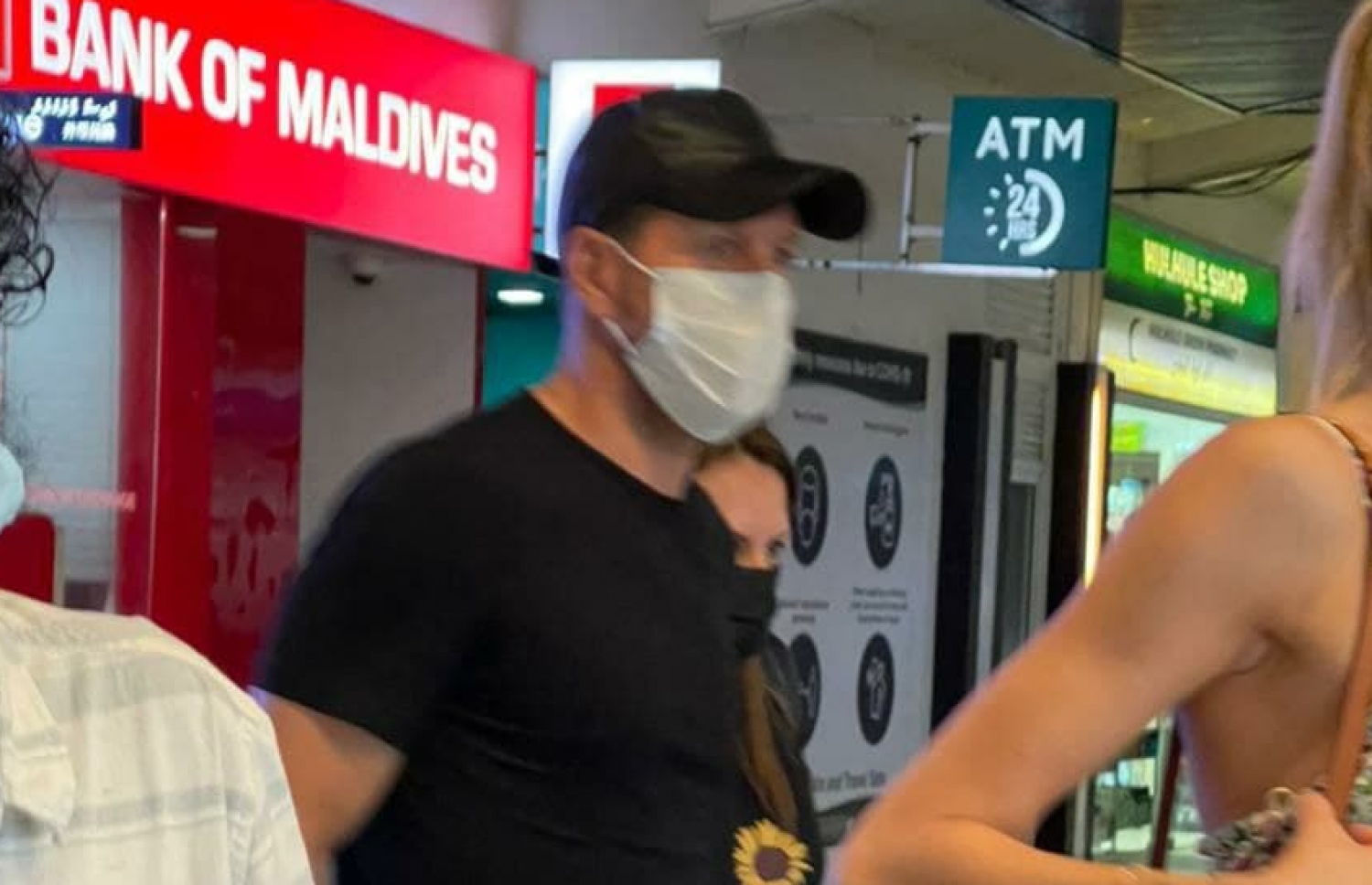 ސިމިއޯނީ އިއްޔެ ރާއްޖެ އައިސް ވެލާނާ އިންޓަނޭޝަނަލް އެއާޕޯޓްގައި