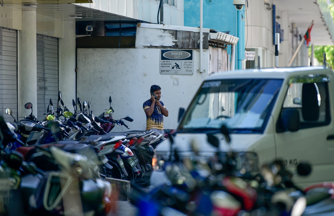 ކަސްޓަމްސް ކައިރީގައި މަޑުކޮށްލައިގެން ހުރި މީހަކު މާސްކް ނާޅާ ހުރެ ފޯނުން މީހަކާ ވާހަކަ ދައްކަނީ: ކޮވިޑުން ރައްކާތެރިވާން އެންމެ މުހިންމު އެއް ފިޔަވަޅަކީ މާސްކު އެޅުން.---ފޮޓޯ: އަހުމަދު އަވްޝަން/މިހާރު