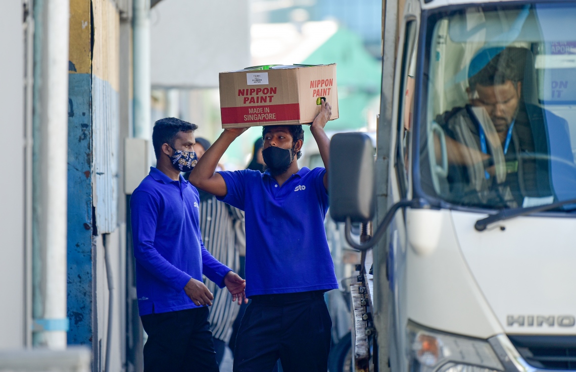 މާލޭގެ ބާޒާރުމަތި ސަރަހައްދުގައި ބިދޭސީންތަކެއް މަސައްކަތުގައި ހަރަކާތްތެރިވާއިރު، އެ ސަރަހައްދުގައި މަޑުކޮށްފައި އޮތް ޕިކަޕެއްގެ ޑްރައިވަރަކު މާސްކު ނާޅާ. ކޮވިޑުން ރައްކާތެރިވާން އެންމެ މުހިންމު އެއް ފިޔަވަޅަކީ މާސްކު އެޅުން.---ފޮޓޯ: އަހުމަދު އަވްޝަން/މިހާރު