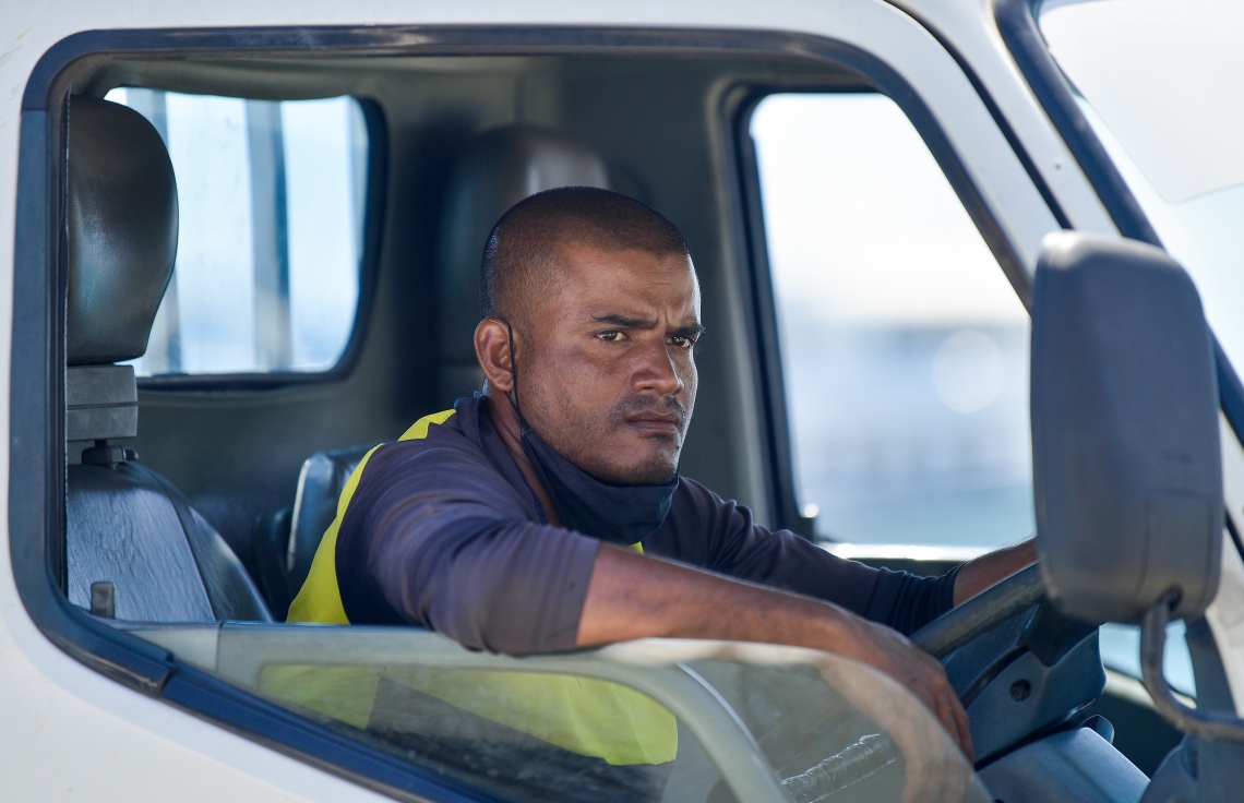 މާލޭގެ ބާޒާރުމަތީގެ ސަރަހައްދުގައި މަޑުކޮށްލައިގެން އޮތް ޕިކަޕެއްގެ ޑްރައިވަރަކު މާސްކް ނާޅާ. ކޮވިޑުން ރައްކާތެރިވާން އެންމެ މުހިންމު އެއް ފިޔަވަޅަކީ މާސްކު އެޅުން.---ފޮޓޯ: އަހުމަދު އަވްޝަން/މިހާރު